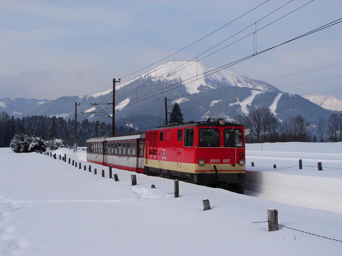 2095 007 bei der Einfahrt in Mariazell mit Gemeindealpe im Hintergrund
11.02.2012.