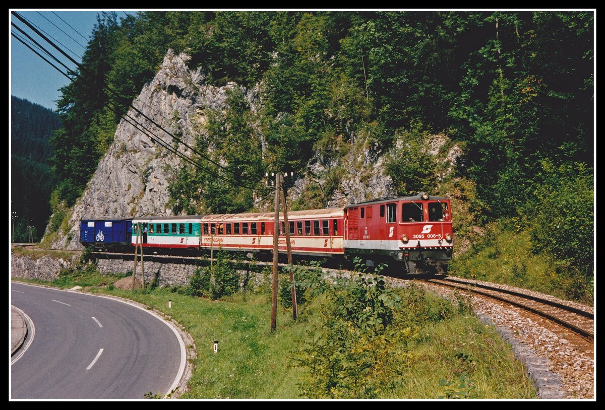 2095 008 ist am 14.08.2000 mit R6925 bei Kogelsbach unterwegs. Inzwischen wurde die Ybbstalbahn eingestellt und es befindet sich auf der ehemaligen Bahntrasse ein Radweg.