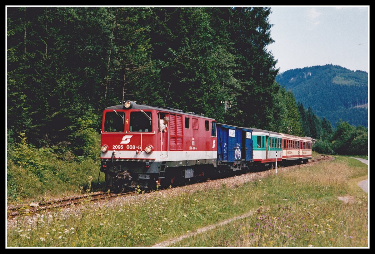 2095 008 fährt am 14.08.2000 bei Kasten durchs Ybbstal.