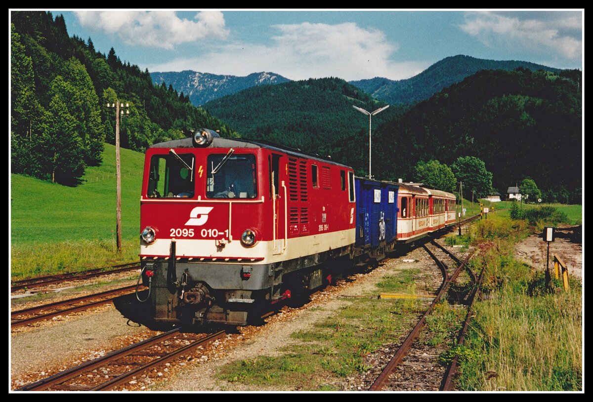 2095 010 ereicht am 14.08.2000 mit R6926 den Bahnhof von Göstling an der Ybbs.