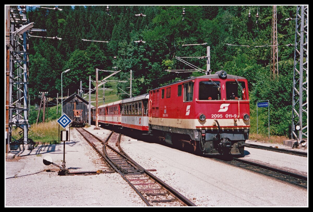 2095 011 fährt am 8.07.2002 mit R6806 in Laubenbachmühle ein.