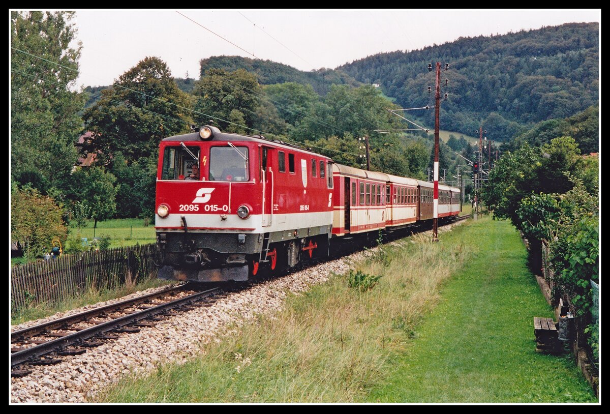 2095 015 mit R6825 bei Kirchberg an der Pielach am 13.09.2001.