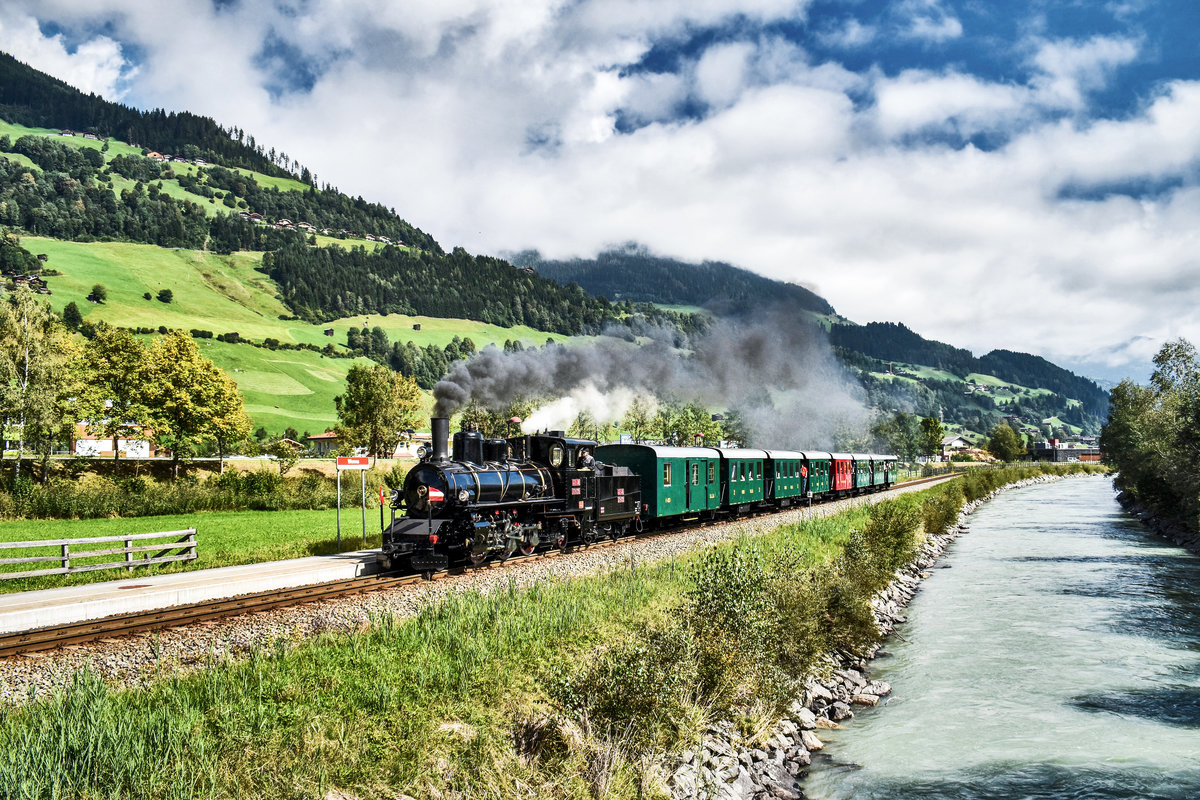 2095.01 fährt mit dem Sdz 902 (Zell am See - Krimml), kurz nach Bahnhof Neukirchen am Großvenediger vorüber.
Aufgenommen am 8.9.2018.