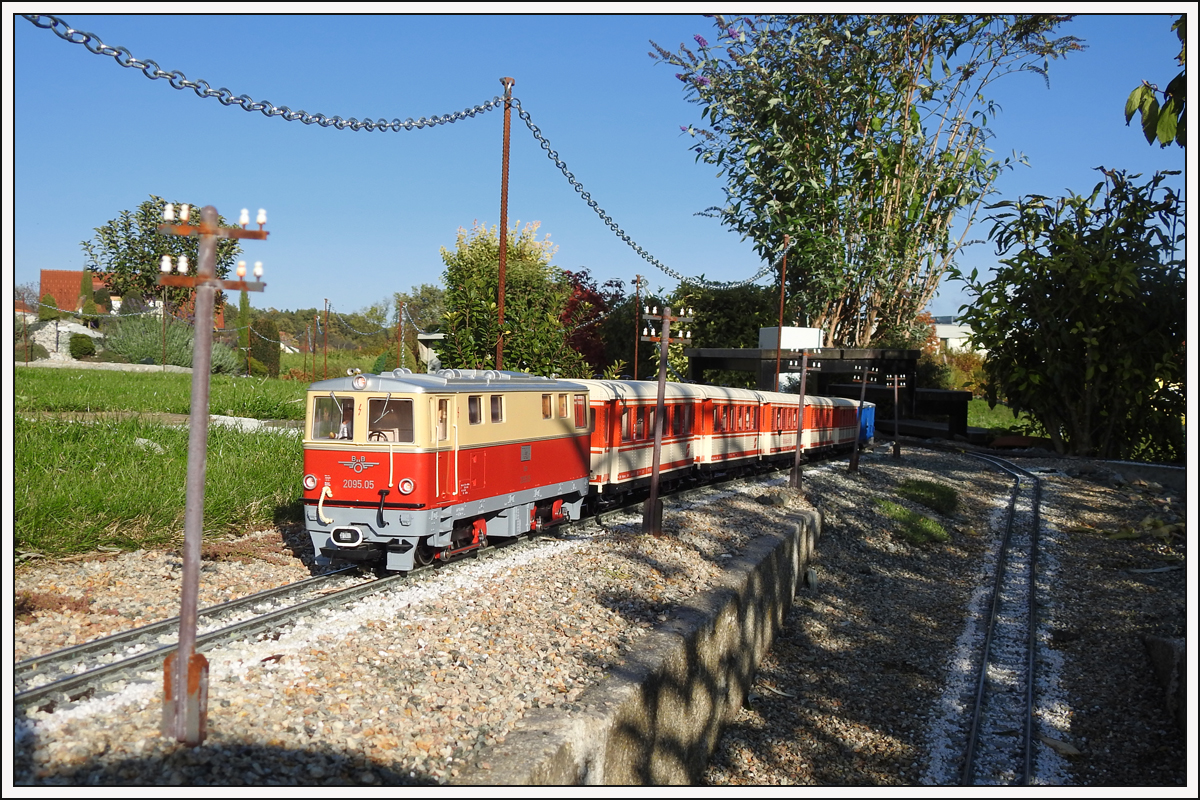 2095.05 mit einer originalen Mariazellerbahngarnitur am 25.10.2020 auf der GGB unterwegs.