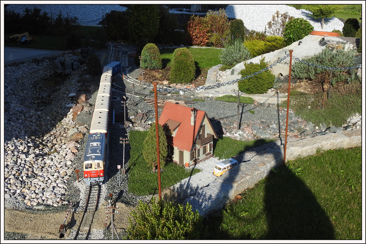 2095.05 mit einer originalen Mariazellerbahngarnitur am 25.10.2020 auf der GGB unterwegs.