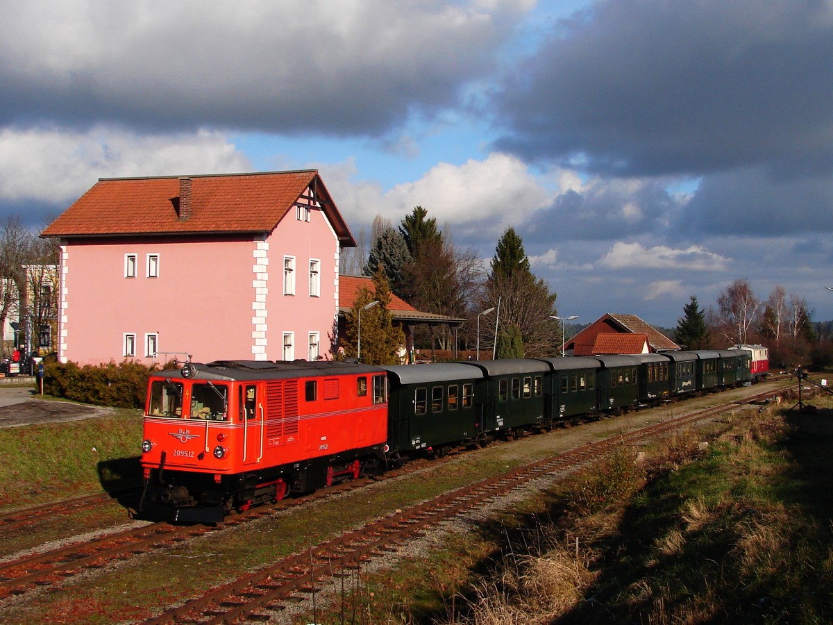 2095.12 und 2095.05 mit Weitraer Adventzug in Bahnhof Weitra 01.12.2013.
