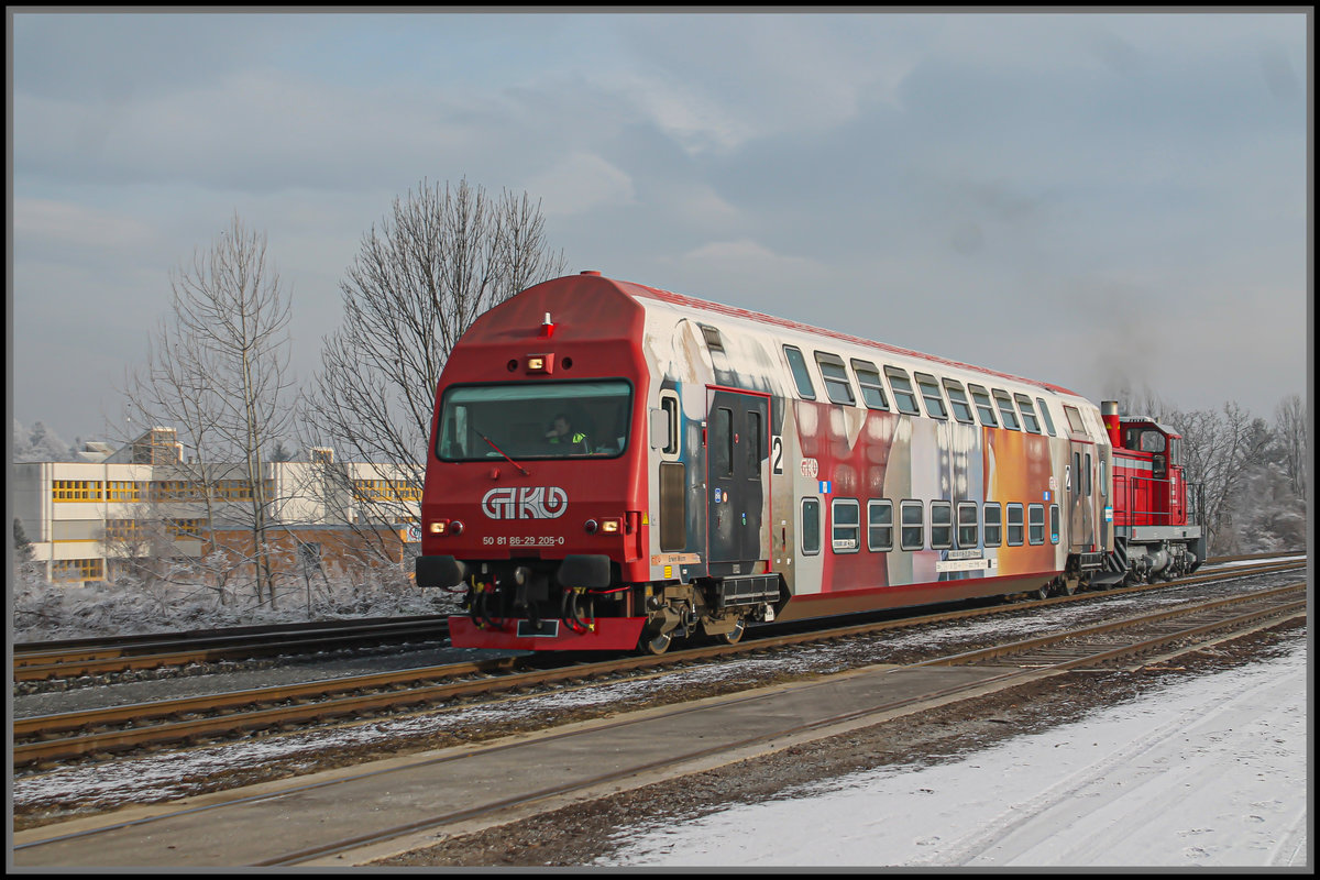 20.Dezember 2013 . 

DH 1500.2 schiebt den ersten mit PZB  ( Punktförmiger Zug Beeinflussung ) ausgestatteten Doppelstocksteuerwagen durch die Weststeiermark.