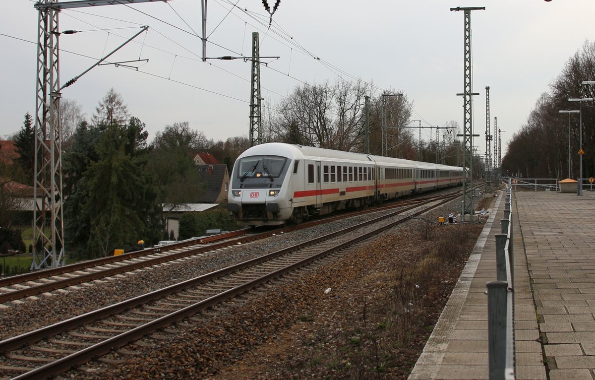 21-3-17 IC 2424 passiert die neue Überleitstelle Röntgental. Man beachte die weitsichtig in ehem. S-Bahn Gleis gesetzten Masten.