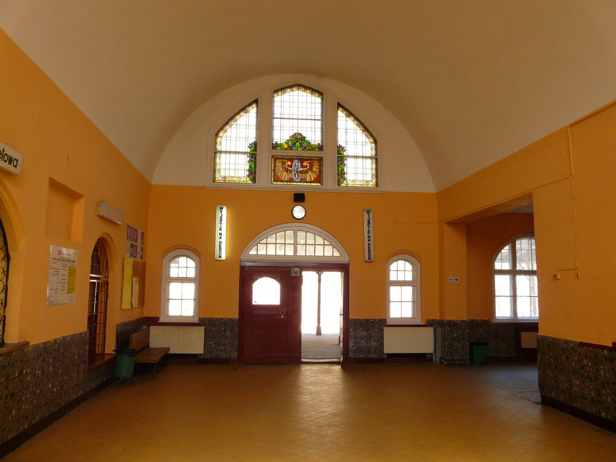 21. April 2009: Der Bahnhof von Oberschreiberhau/Szlarska Poręba Gorna  im polnischen Riesengebirge. Er ist geöffnet und im Inneren sieht es trotzdem so sauber aus.