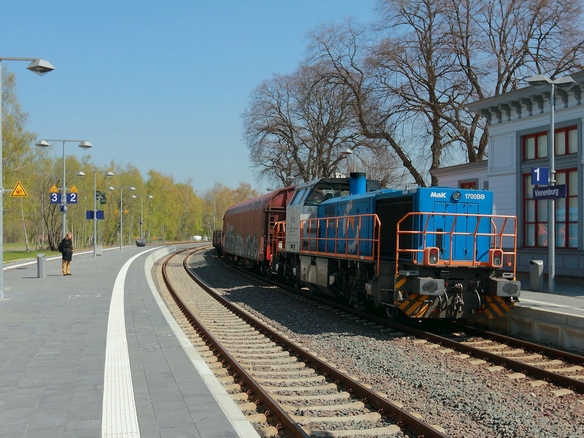 21. April 2016,  Einfahrt VPS (Verkehrsbetriebe Peine Salzgitter) 1703/277 011-3  bei der Einfahrt in den Bahnhof Vienenburg.