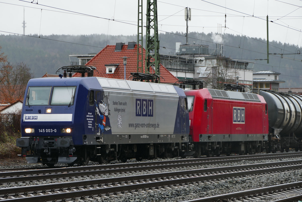 21. Dezember 2018, Im Bahnhof Kronach hat Lok 145 015 der RBH vor einem Kesselwagenzug den Geist aufgegeben und wurde (in der Nacht?) abgestellt. Am Vormittag wird die Fuhre von der zu Hilfe gekommenen Lok 145 003 der gleichen Gesellschaft abgeholt. Zum Kuppeln wurde der Stromabnehmer abgesenkt.