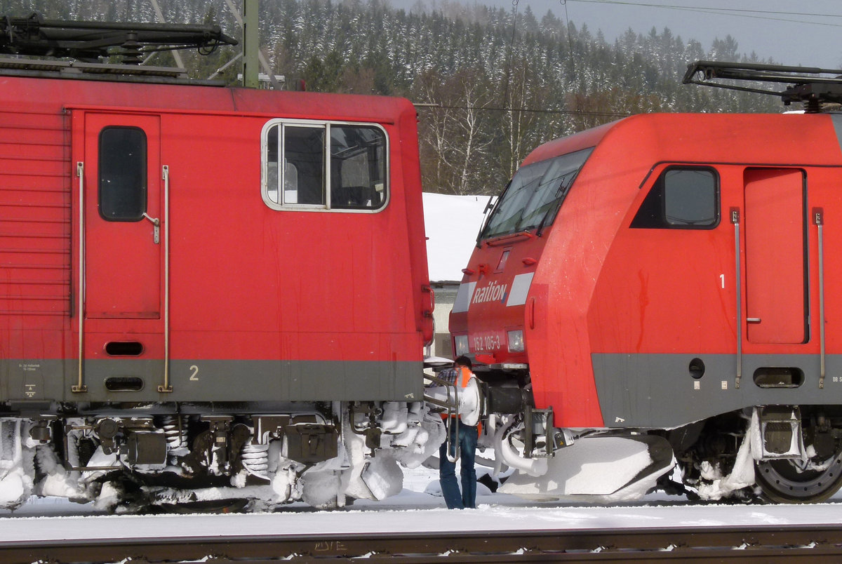 21. Februar 2013, Das stand sicher nicht im Pflichtenheft der Hennigsdorfer Konstrukteure: 155 202, die ehemalige Reichsbahn-250 hat der Siemens ES64F 152 105 Vorspanndienst über die Frankenwaldrampe geleistet und wird jetzt in Pressig-Rothenkirchen abgekuppelt. Auf was für Gedanken man so kommt, wenn man 'ne Weile auf den nächsten Zug wartet