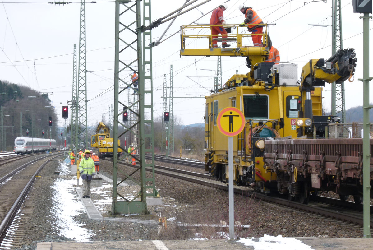 21. Februar 2013, Im Bahnhof Hochstadt-Marktzeuln wird bei ungemütlichem Wetter fleißig an der Fahrleitung gewerkelt. Der ICE im Hintergrund umfährt die Baustelle auf Gleis 5