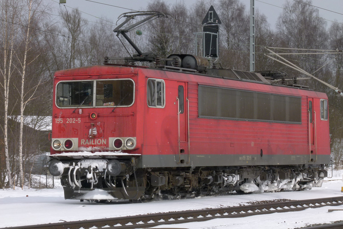 21. Februar 2013, Lok 155 202 hat 152 105 mit ihrem Güterzug Vorspanndienst über die Frankenwaldrampe geleistet. Von Pressig-Rothenkirchen fährt sie jetzt solo nach Probstzella zurück.