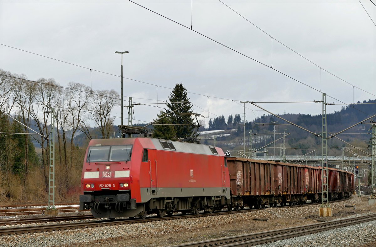 21. Februar 2017, Lok 152 025 passiert mit einem Güterzug aus Richtung Saalfeld den Bahnhof Pressig-Rothenkirchen.