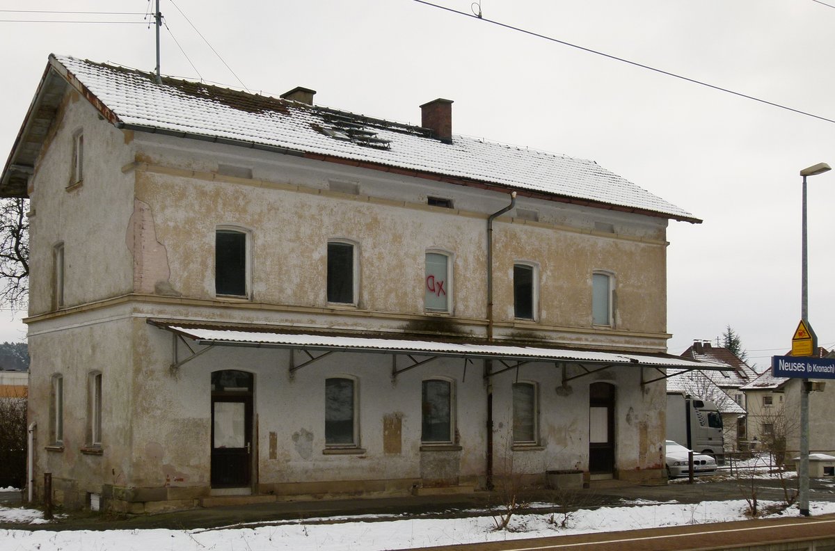 21. Januar 2011, Das Bahnhofsgebäude (oder besser  Geisterhaus ) in Neuses bei Kronach. Man muss sich ja nicht mehr für die bis 1990 hier durchfahrenden  Westreisenden  herausputzen! 