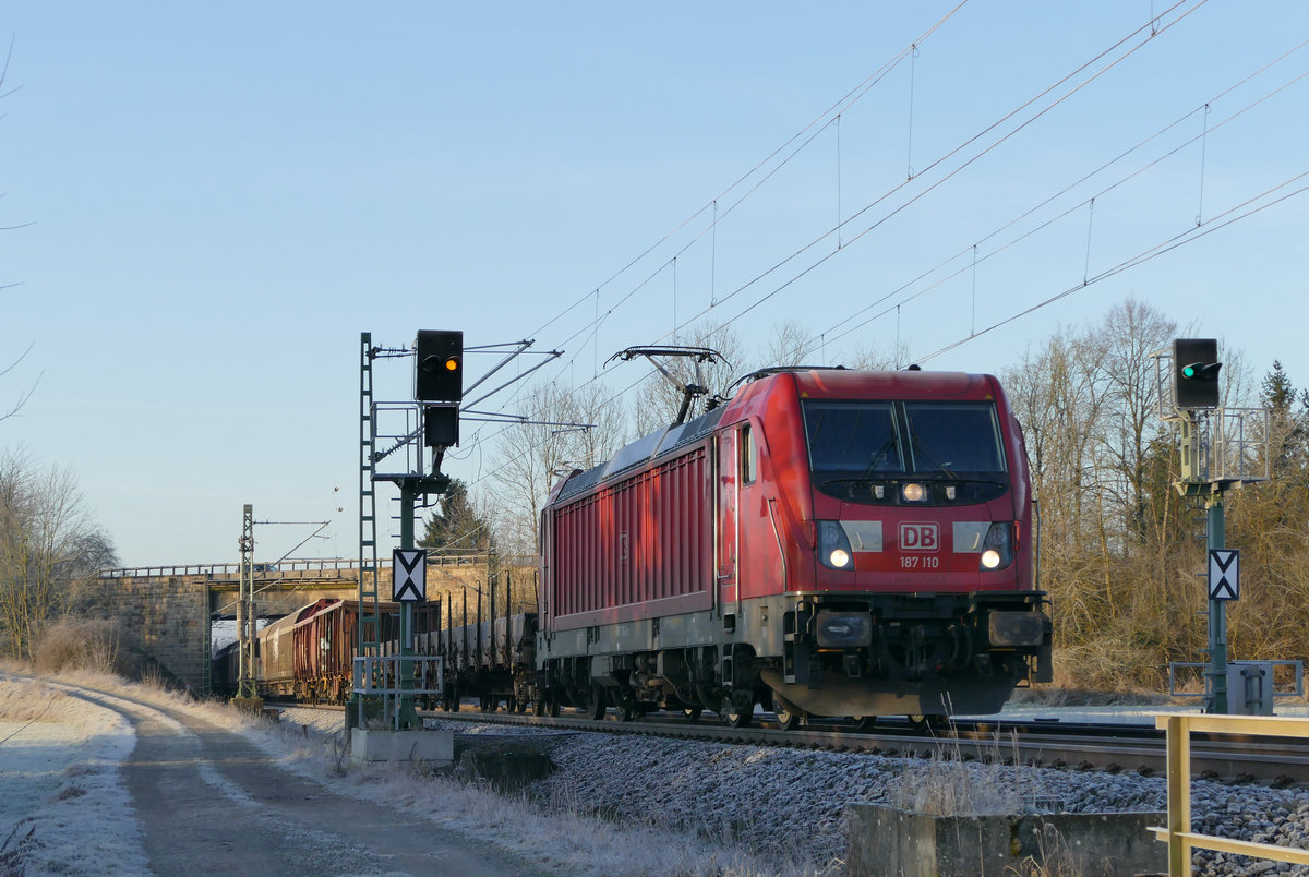 21. Januar 2020, Ein Güterzug in Richtung Saalfeld fährt bei Johannisthal in Richtung Kronach.