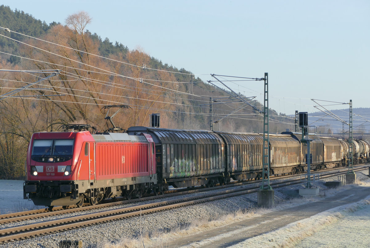 21. Januar 2020, Lok 187 150 fährt bei Johannisthal mit einem Güterzug in Richtung Lichtenfels