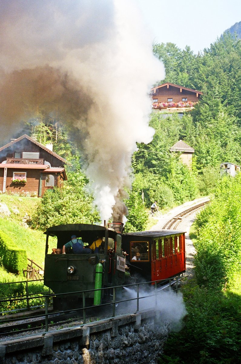 21. Juli 2002, Österreich, Schafbergbahn, Lok 999.106 „Anemone“ schiebt mit weithin sichtbarer Rauch- und Dampffahne ihren Wagen zur Schafbergspitze.