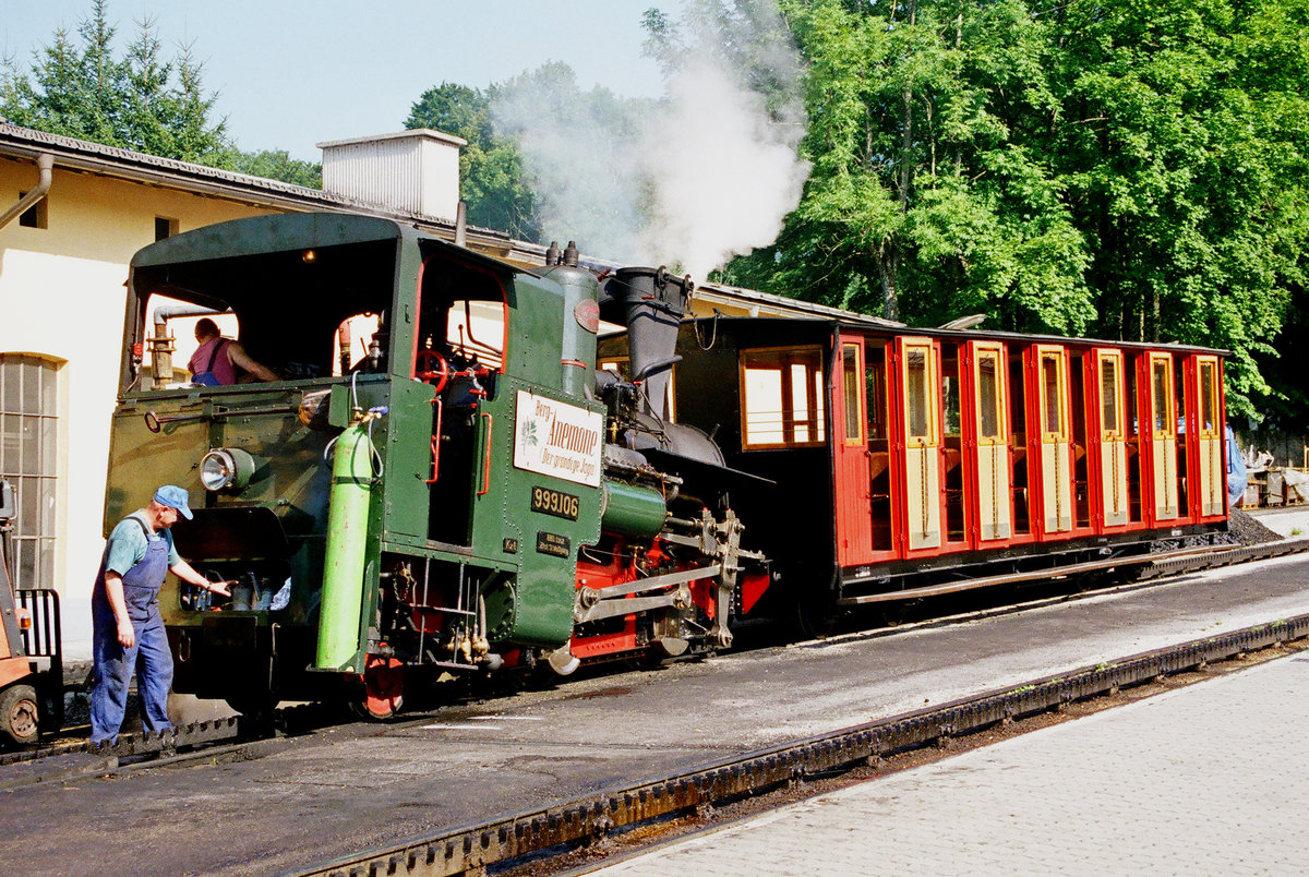 21. Juli 2002, Österreich, Schafbergbahn, Lok 999.106 „Anemone“ mit Wagen in der Talstation