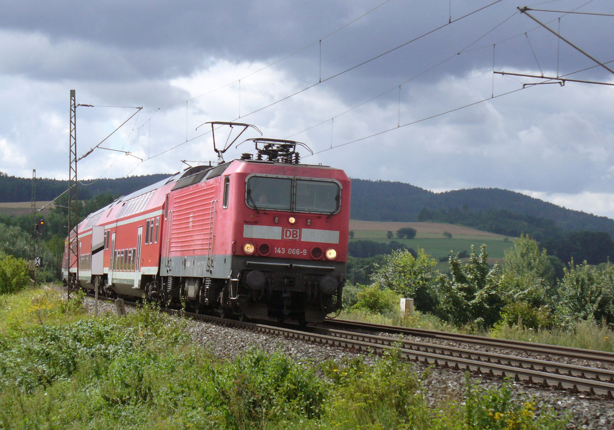21. Juli 2007, kurz hinter Hochstadt, am Beginn der Frankenwaldbahn, legt sich die Regionalbahn nach Saalfeld mächtig in die Kurve.
