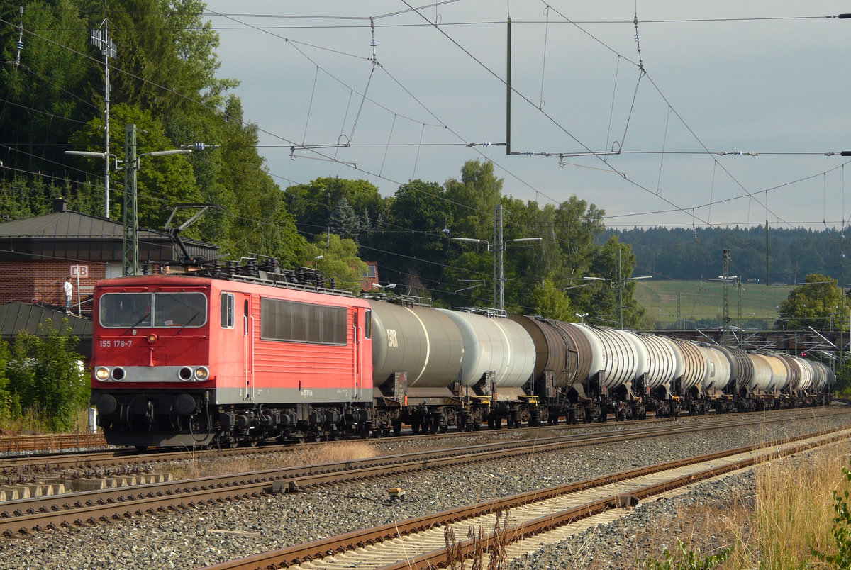 21. Juli 2009, Ein Kesselwagenzug aus Saalfeld, gezogen von Lok 155 178, fährt durch den Bahnhof Kronach