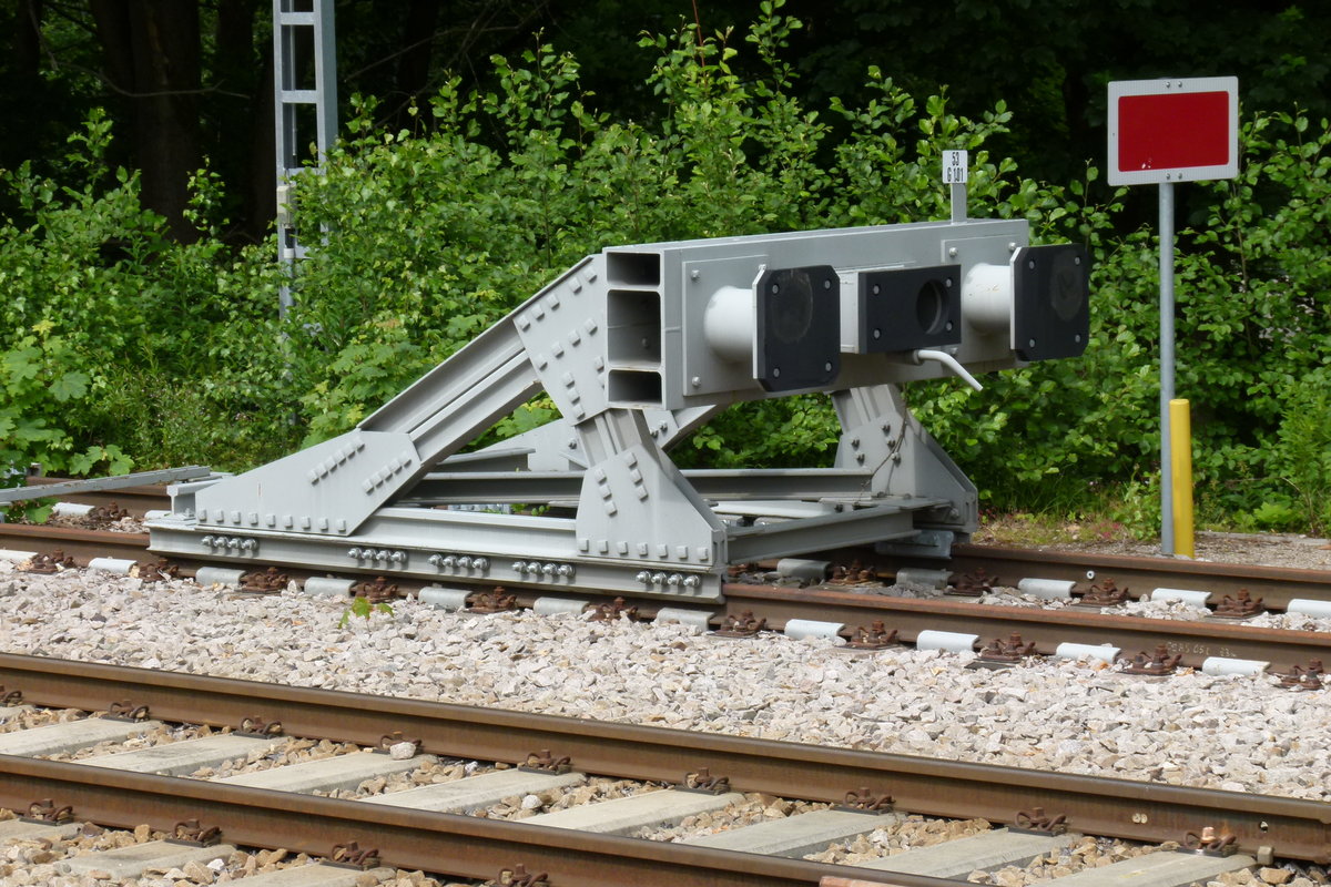 21. Juni 2015, Thüringen, Prellbock im Bahnhof Wurzbach an der Strecke Blankenstein - Saalfeld. Hier müssen alle Züge  Kopf machen  und den Bahnhof in Gegenrichtung verlassen. Die reichlich bemessenen Gleisanlagen sind dem umfangreichen Güterverkehr zur Papierfabrik Blankenstein angepasst. Rückfallweichen ermöglichen den bedienerfreien Rangiervorgang.