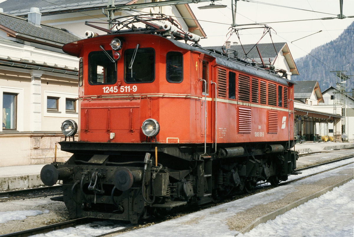 21. März 1993: Auf dem Bahnhof Bad Aussee rastet Lok 1245.511 nach einer anstrengenden Rangierfahrt zum nahen holzverarbeitenden Betrieb.