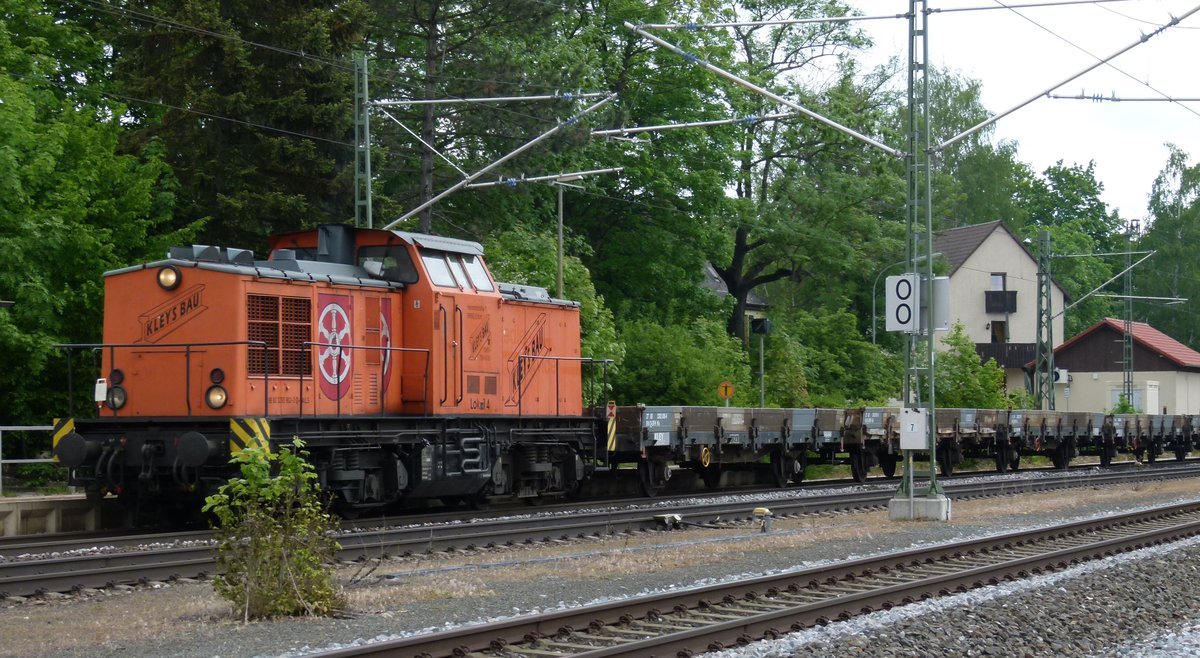 21. Mai 2015, Ein Bauzug der Fa. Kley's Bau Erfurt fährt in Richtung Lichtenfels durch den Bahnhof Hochstadt-Marktzeuln. Die Lok ist eine Hennigsdorfer V100, wurde 1981 an OKD - Doprava akciová spolecnost ausgeliefert und als T 436.4528 in Dienst gestellt. 1992 übernahm sie MF - Mainische Feldbahnen, Schwerte . Dann mehrere Zwischenstationen, zuletzt 2011 - Vermietung an Kley's Bau GmbH & Co. KG , Erfurt 293 902-3. Die Kilometertafel  0,0  bezeichnet den Anfang der Frankenwaldbahn