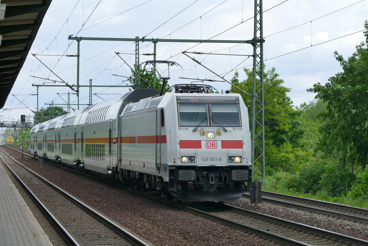 21. Mai 2019, Dresden Hp Strehlen: Lok 146 561 fährt mit der Wagengarnitur 2863 des IC 2444 nach Köln Hbf aus der Reicker Bereitstellung zum Hauptbahnhof.