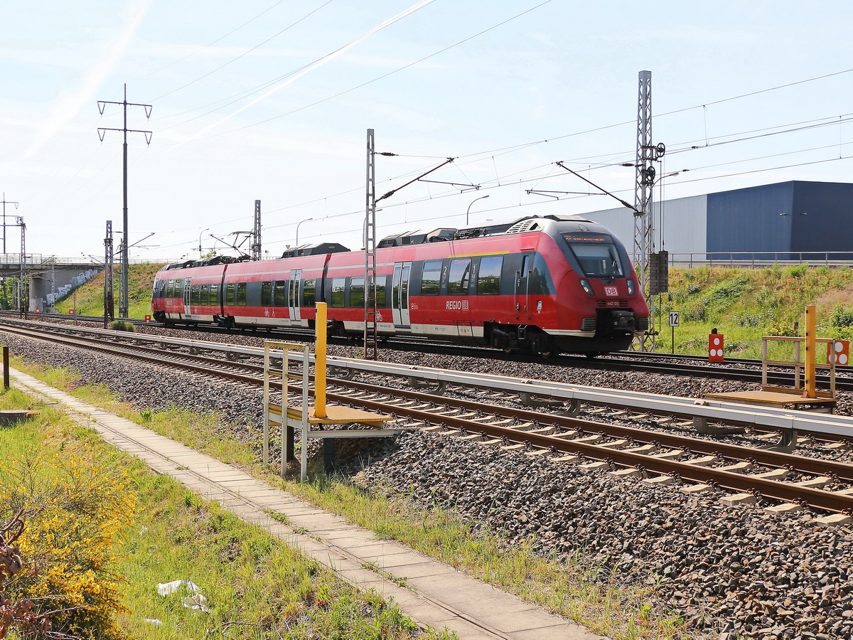 21. Mai 2020 durchfährt 442 120 als RB 22 den Bereich zwischen Waßmannsdorfer Chaussee (B 96) und die Hans-Grade-Allee in Schönefeld (Brandenburg).