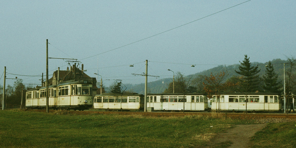 21. Oktober 1984 Straßenbahn Dresden, An der Gleisschleife in Pillnitz steht ein Gotha-Zug zur Abfahrt bereit, der nächste mit Tw 214 003 fährt soeben ein.