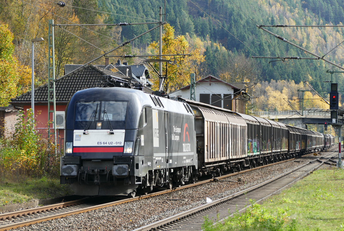 21. Oktober 2017, Die MRCE-Lok ES64 U2-012 hat einen Güterzug über die Frankenwaldrampe gebracht und hat jetzt wenig Mühe, ihn weiter in Richtung Saalfeld durch den Bahnhof Probstzella zu führen. 