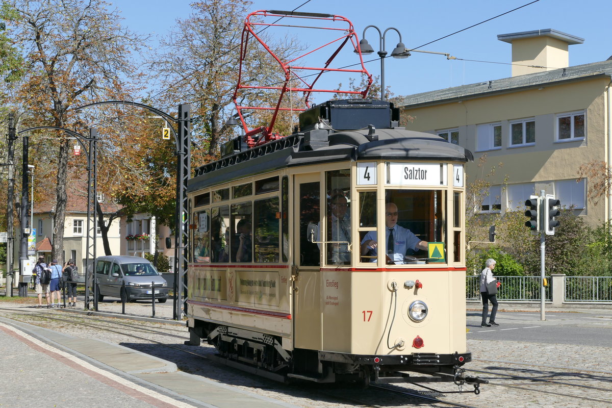 21. September 2019, Gestern Abend hatte ich gelesen, dass die Naumburger Straßenbahn heute (wie jedes Jahr) ihren Geburtstag mit lebhaftem Verkehr und einem kleinen Fest am Bahnhof (DB) begeht. Am Frühstückstisch stand der Plan zur Fahrt in die Domstadt fest. Im Einsatz waren der Lindner-Tw 17, Tw 51, Tw 37 und der Bw 19. Der Pferdebahnwagen und einige Kfz-Oldies konnten am Festplatz besichtigt werden. Schön war's, Danke an die Organisatoren und alle, die sich das ganze Jahr um den Fortbestand der Bahn bemühen.