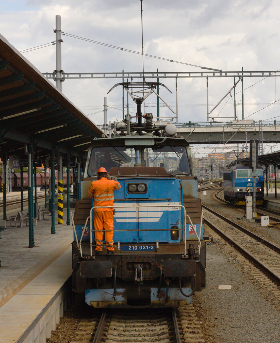 210 021 rangiert am 29.08.2021 im Bahnhof Plzeň hlavní nádraží. Die Aufnahme entstand aus dem letzten Wagen des Alex. 