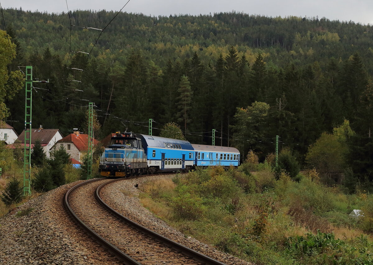 210 055 mit OS kurz vor dem Zielbahnhof Lipno nad Vltavou am 03.10.2022 auf der Lokalbahnstrecke 195 (Rybnik-Lipno)