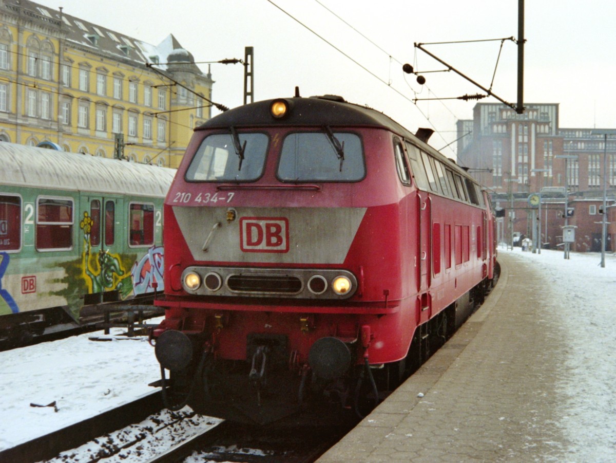 210 434 mit EC 182  Thomas Mann  (Berlin–Kopenhagen) am 11.01.1997 in Hamburg Hbf