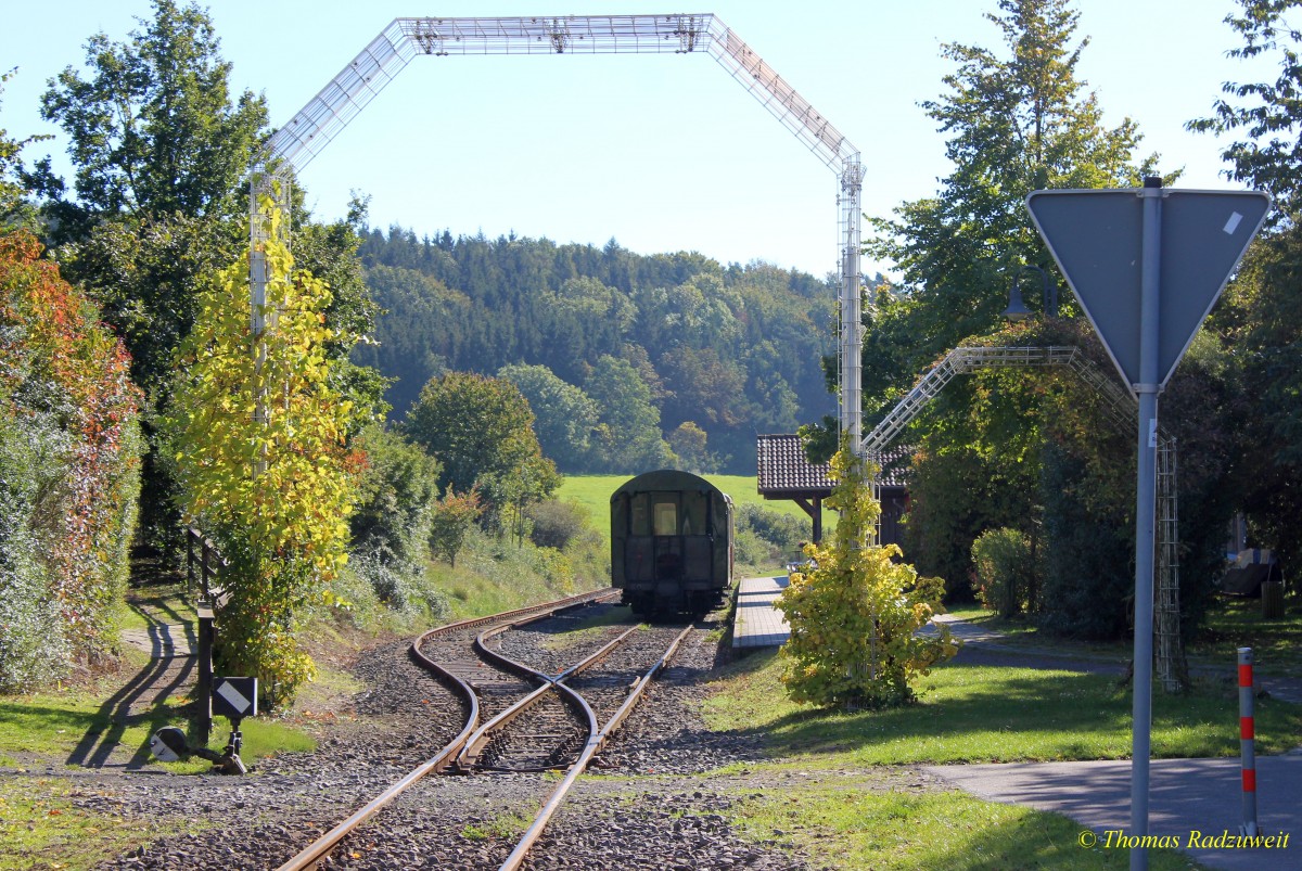 2.10.2015: Endbahn Engeln der Brohltal - Bahn in der Eifel, die Brohl am Rhein mit dem Brohltal verbindet und für den Transport von vulkanischen Steinen und Erden sorgte. 1977 wurde der touristische Personenverkehr mit dem  Vulkan Express  neu ins Leben gerufen. 