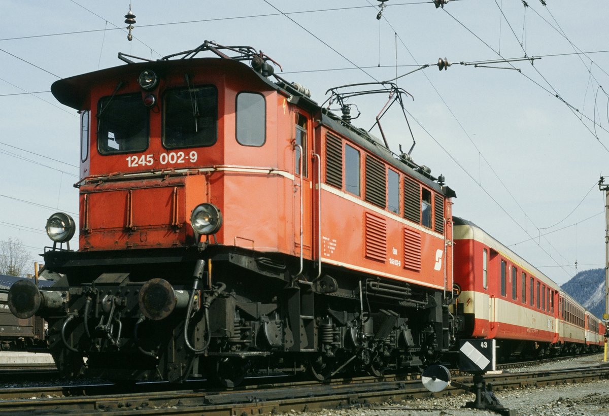 21.03.1993: Auf dem Bahnhof Steinach-Irdning in Österreich steht ein Nahverkehrszug zur Abfahrt bereit.