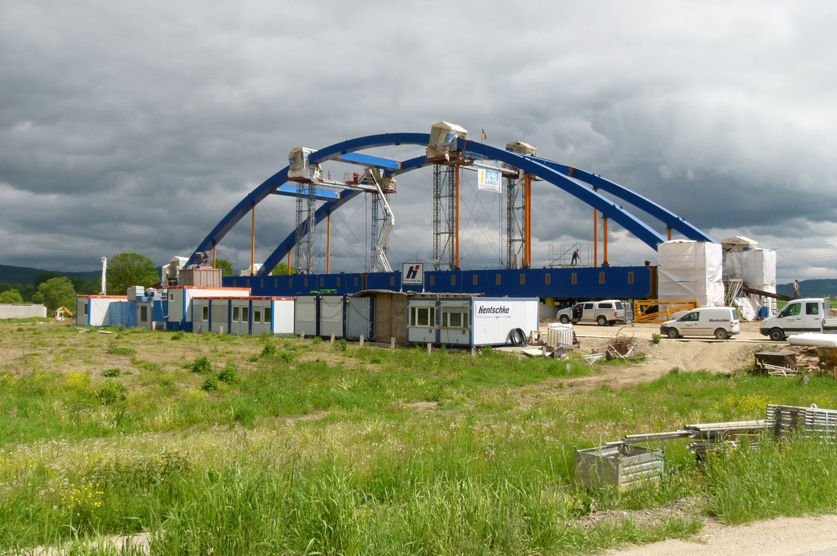 21.05.2013, Im Zuge der Neubaustrecke Erfurt - Ebensfeld (VDE 8.1) werden im Lkr. Lichtenfels Brücken über den Main und die Flutmulde errichtet. An der Baustelle bei Wiesen  liegt die Mainbrücke bereit zum Verschieben zum endgültigen Standort. 