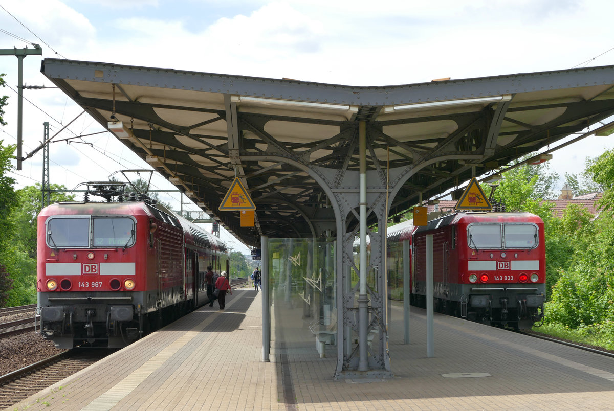 21.05.2019, in Bayern regnet's in Strömen, in Dresden scheint die Sonne. Im Haltepunkt Dresden-Strehlen halten zwei Nahverkehrszüge: S32744 nach Dresden-Flughafen rechts und S32741 nach Pirna links.