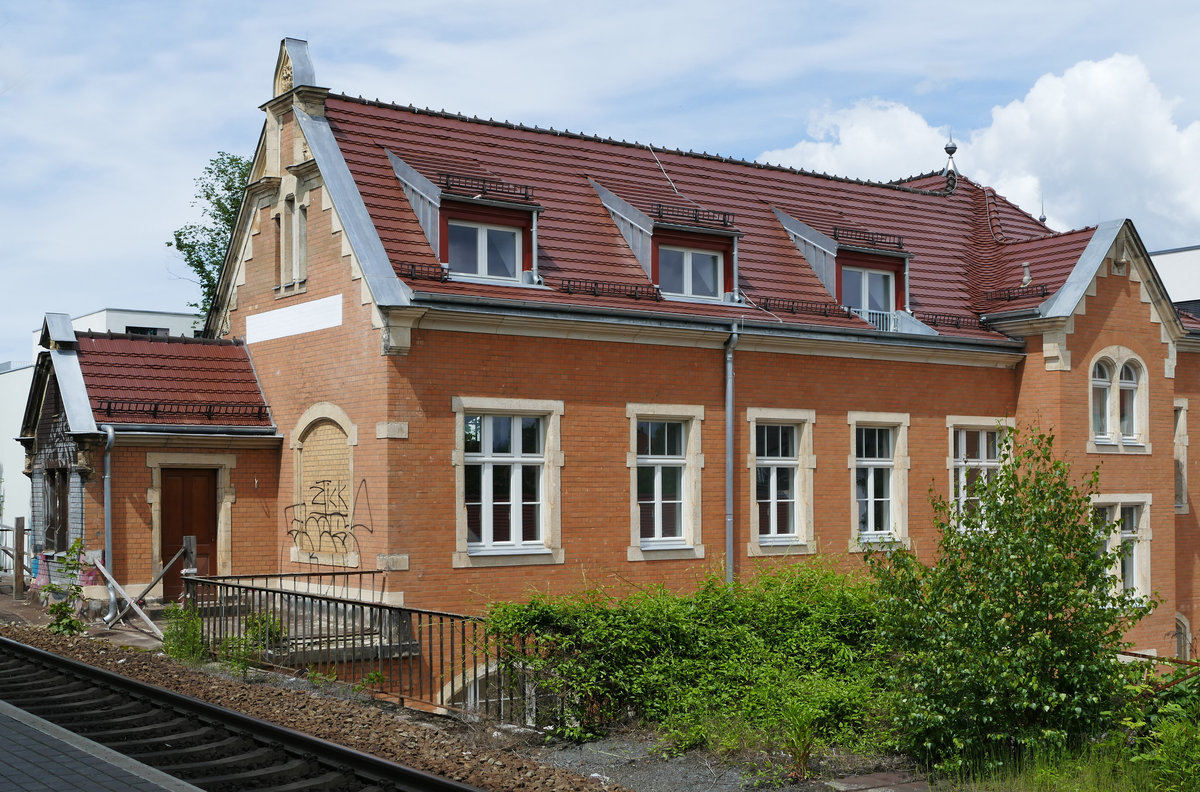 21.05.2019 Haltepunkt Dresden-Strehlen an der Strecke nach Pirna. Am 3. März dieses Jahres hatte ich ein Foto dieses Gebäudes vom 31.05.2012 in traurigem Zustand mit einem ebenfalls traurigen Kommentar versehen. Bin ich etwa schuld, dass es jetzt so schön renoviert wird? Mich hat das heute Gesehene jedenfalls gefreut.