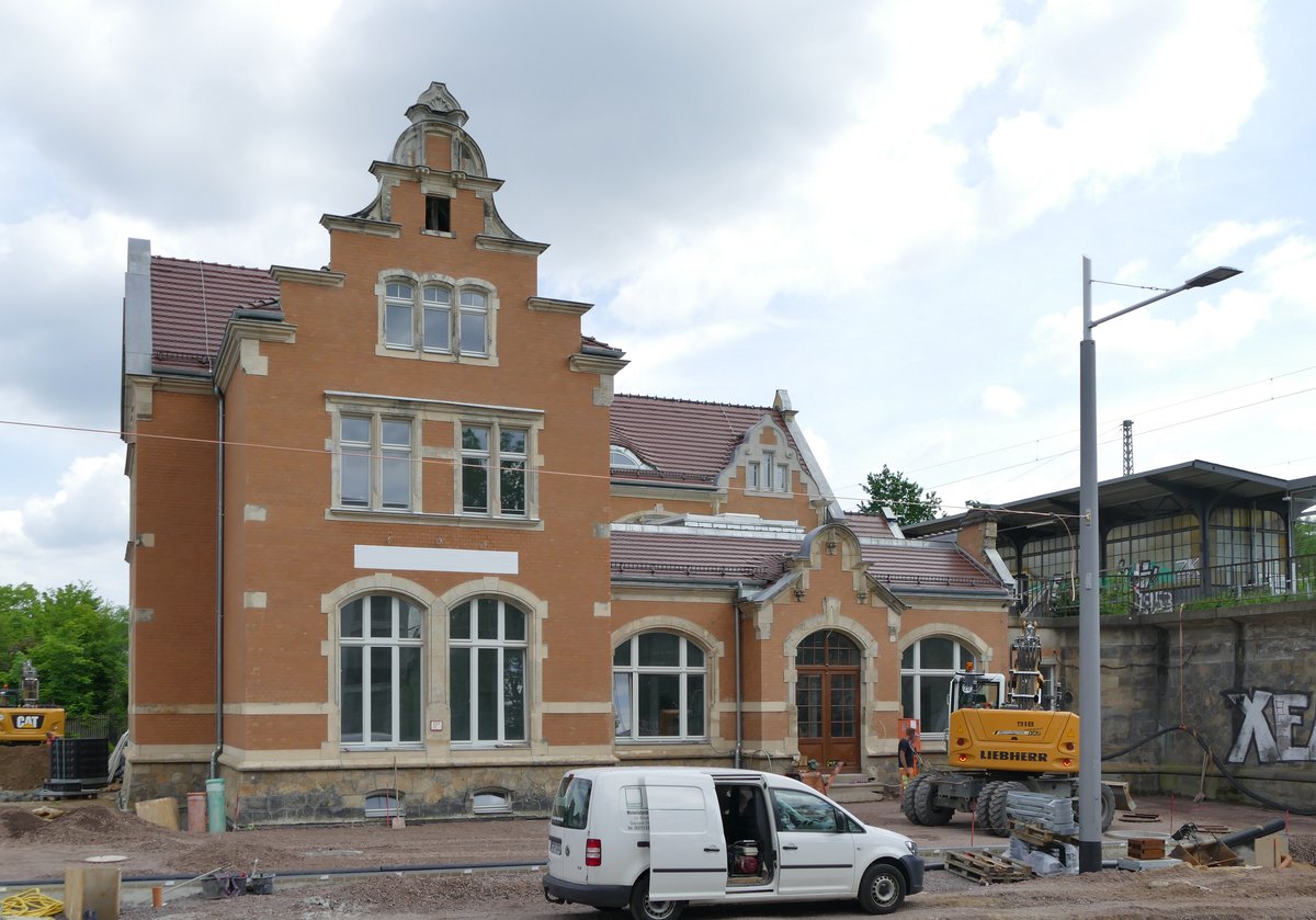 21.05.2019 Haltepunkt Dresden-Strehlen an der Strecke nach Pirna. Am 3. März dieses Jahres hatte ich ein Foto dieses Gebäudes vom 31.05.2012 in traurigem Zustand mit einem ebenfalls traurigen Kommentar versehen. Bin ich etwa schuld, dass es jetzt so schön renoviert wird? Mich hat das heute Gesehene jedenfalls gefreut. 
