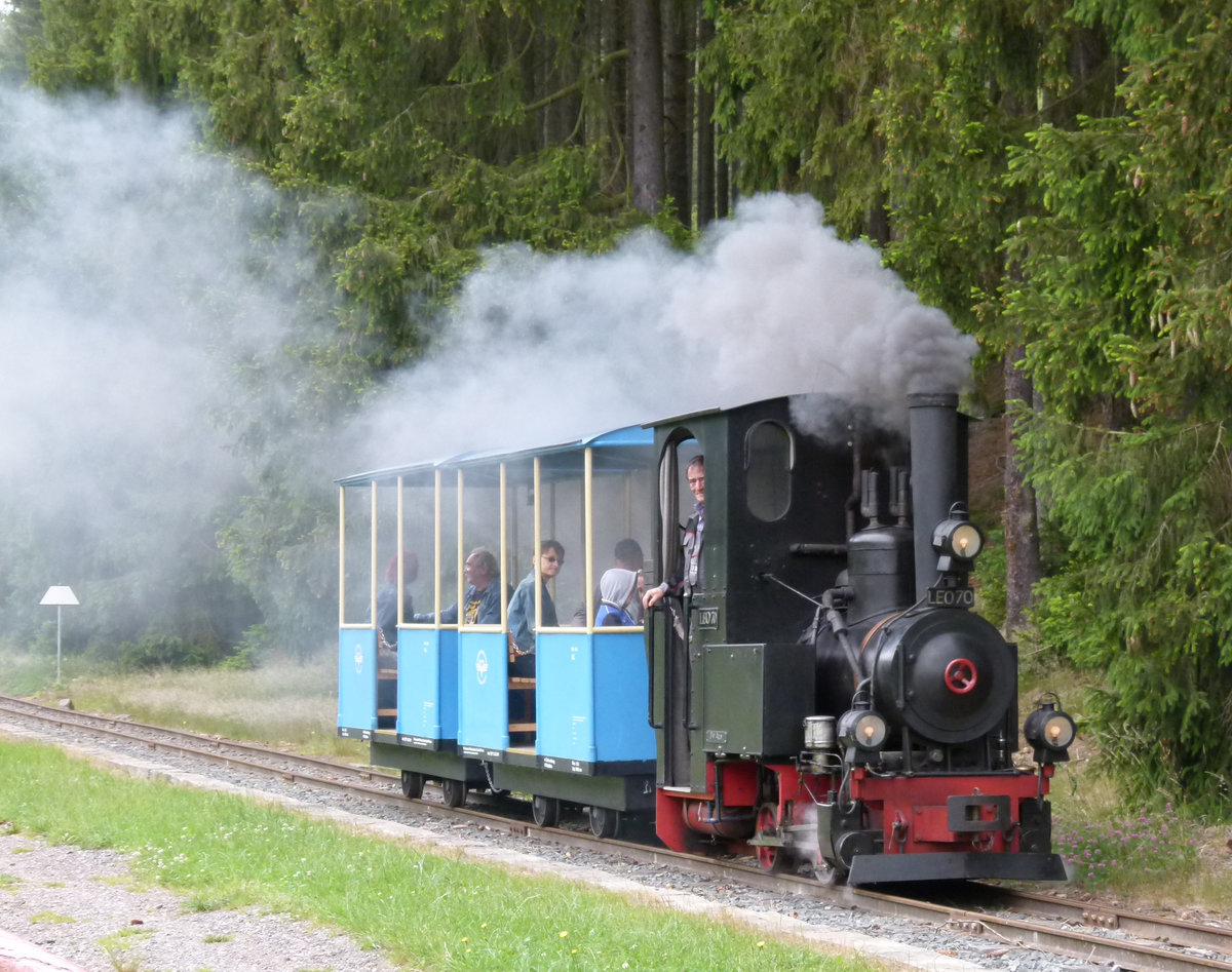 21.06.2015, Der Verein  Ferienland-Eisenbahn  in Crispendorf in Thüringen hatte sich zu seinem Fest-Wochenende den Zug der Syrauer Parkeisenbahn mit der Dampflok  Leo II  eingeladen. Sie bildete die Attraktion in dem Gelände des ehemaligen DDR-Kinderferienlagers der IG Wismut. 