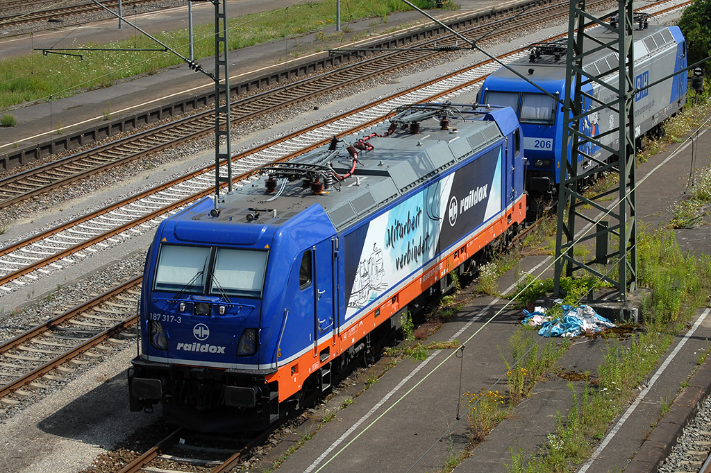 21.07.2017 Plochingen 187 317-3, dahinter steht die schon gezeigte 145 102-0 (http://www.bahnbilder.de/bild/Deutschland~Unternehmen~RBH+Logistics+GmbH/1033160/21072017-plochingen-leider-nur-im-gegenlicht.html)