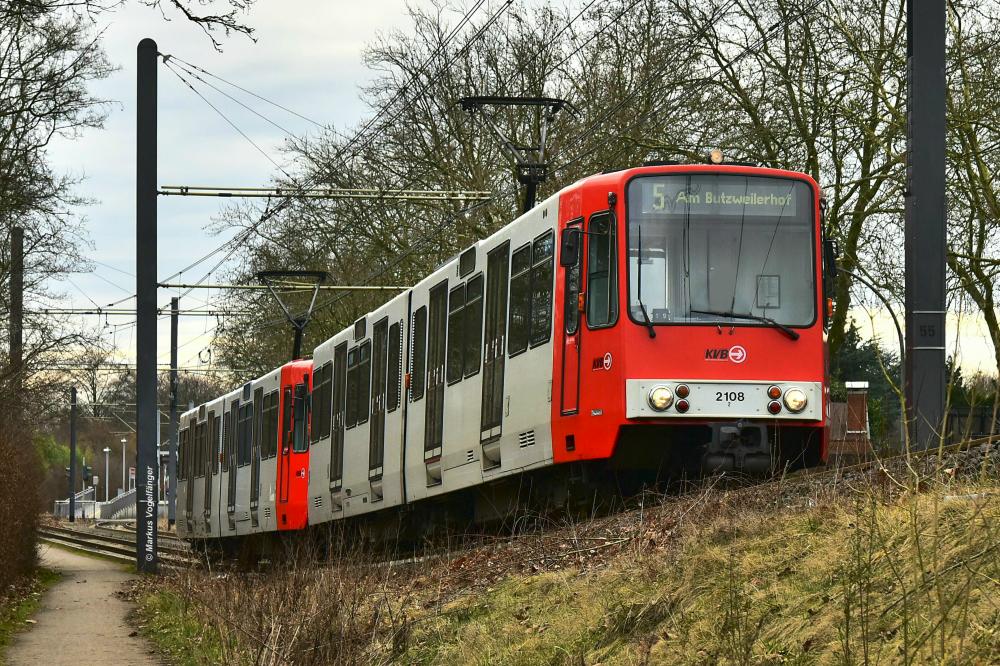 2108 auf der Brückenrampe in Ossendorf am 10.03.2018.