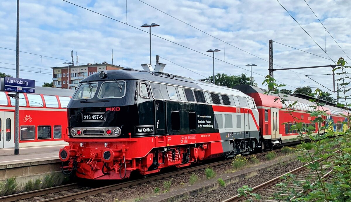 21.08.2021: 218 497-6 bei ihrem ersten Einsatz am „Hamburger Strandexpress“ auf dem Weg von Hamburg nach Puttgarden / Fehmarn, hier beim Zwischenstopp in Ahrensburg.