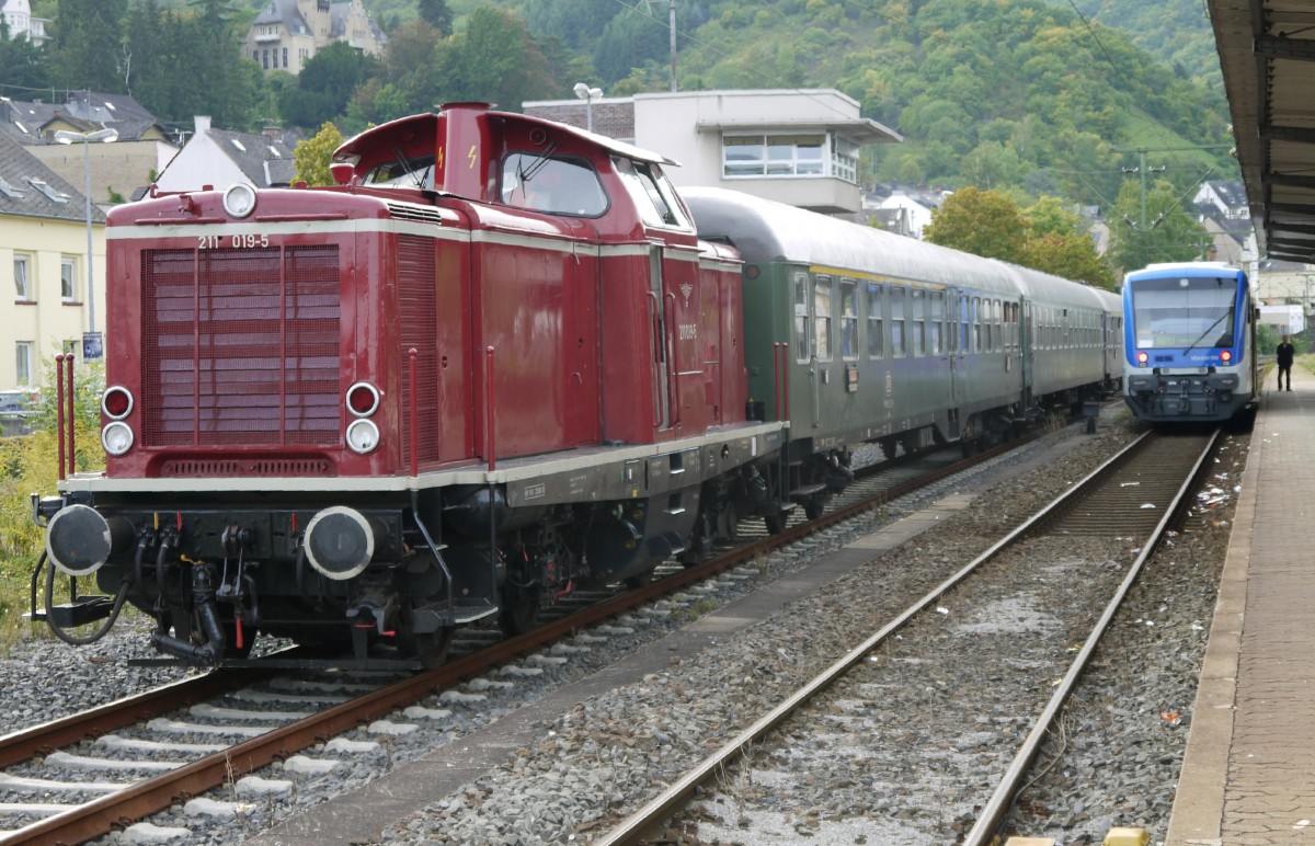 211 019-5 der Eisenbahn-Logistik Vienenburg (ELV) mit einem Sonderzug in Boppard am 10.9.2011. Rechts 650 350 der Veniro-Hunsrückbahn.
