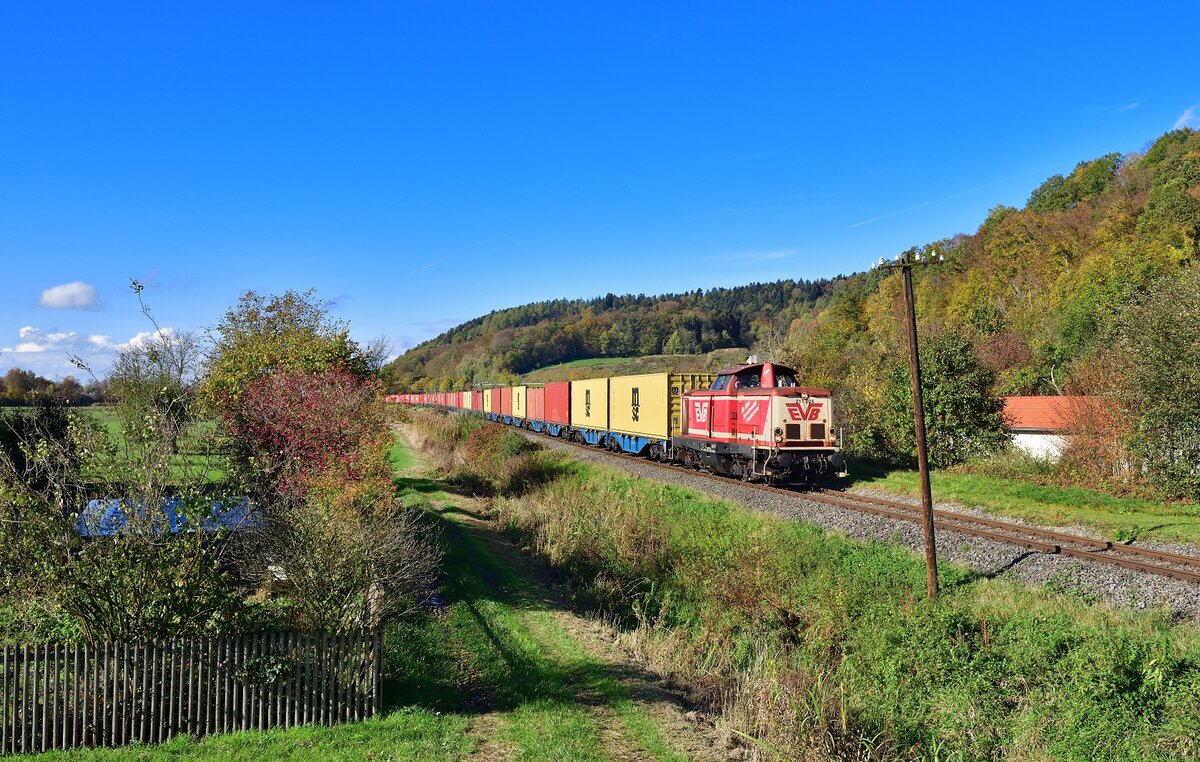 211 024 mit einem Containerzug am 25.10.2022 bei Halbmeile.