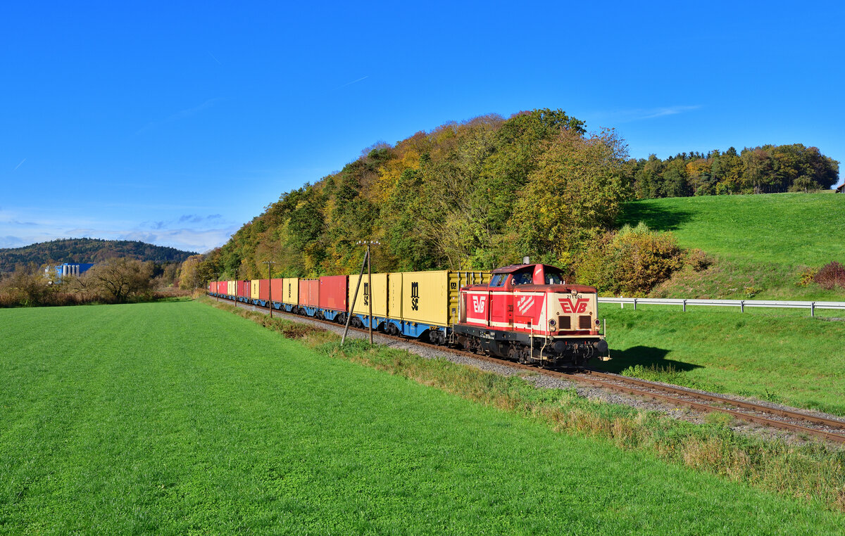 211 024 mit einem Containerzug am 25.10.2022 bei Hengersberg.